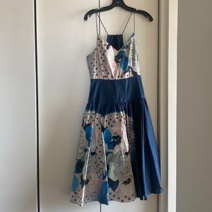 Almost new! Beautiful dress - flattering, feminine